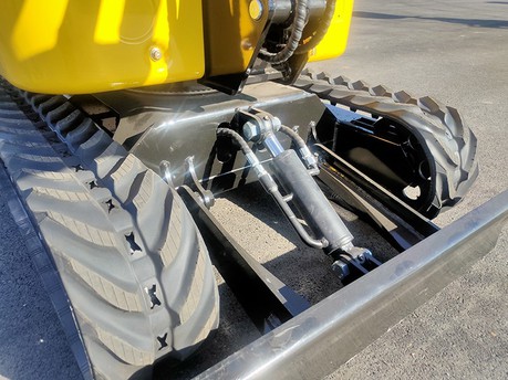 Mini diggerrubber crawler and dozer blade