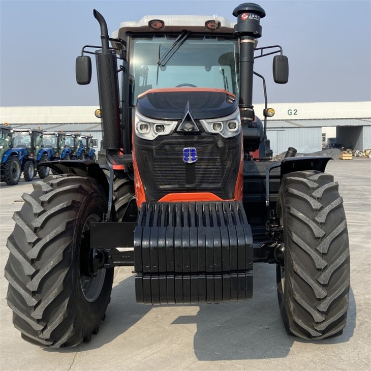 220 HORSE POWER 4 WHEEL DRIVE GEOMETRY BRAND TRACTOR