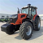 VÝKON 220 KONÍ S POHONOM 4 KOLIES GEOMETRIA ZNAČKOVÝ TRAKTOR