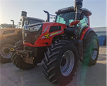 Farmársky traktor s výkonom 260 koní