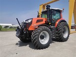 Poľnohospodársky traktor SD2404 s predným vývodovým hriadeľom